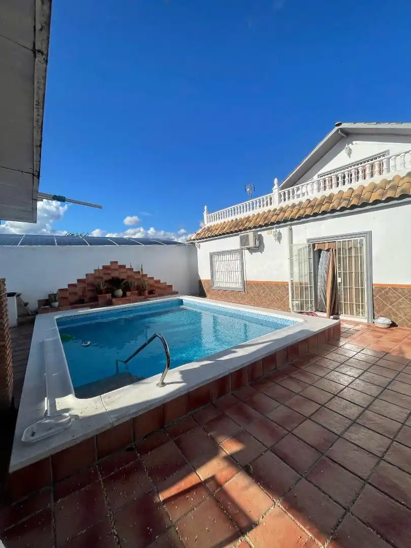 Houses for sale in Avenida Principal, 10, El Higuerón Swimming pool of Houses for sale in Córdoba with Air Conditioner, Heating and Terrace