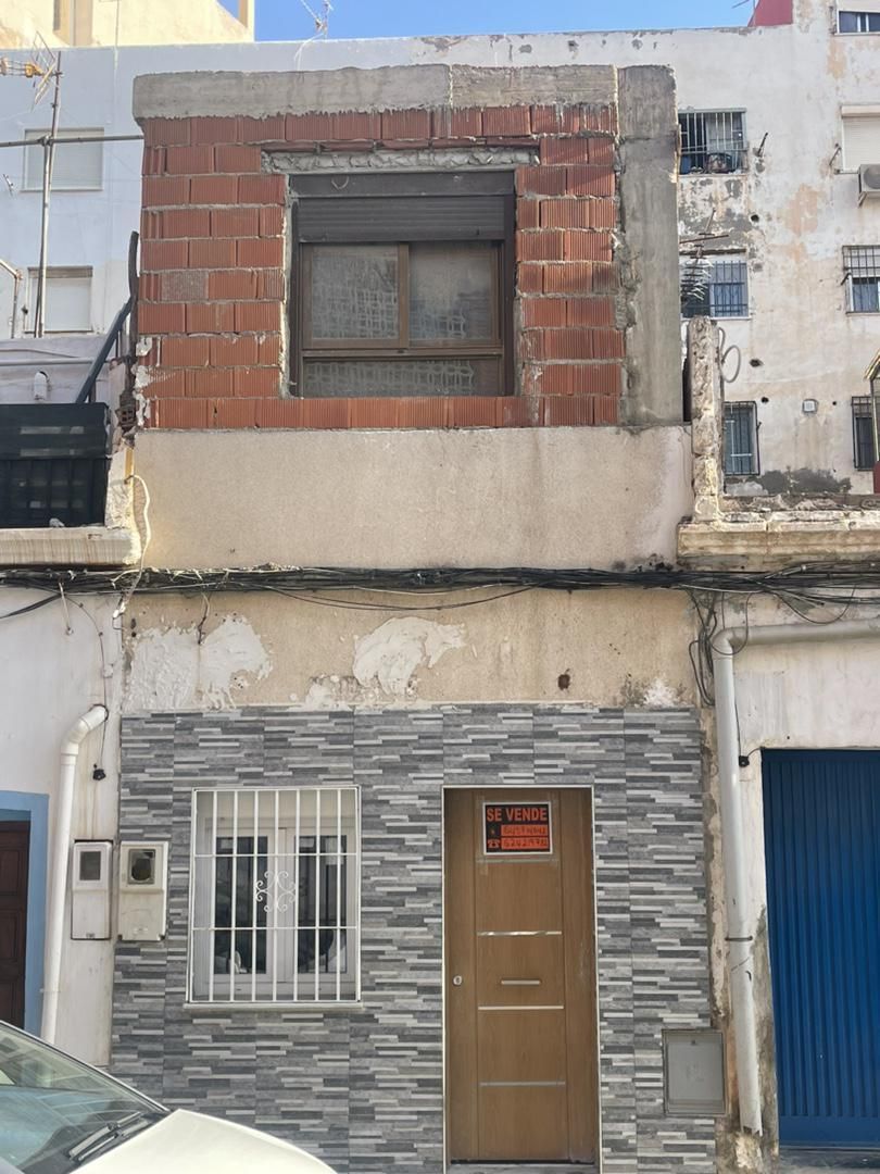 Vista exterior de Dúplex en venda en  Almería Capital