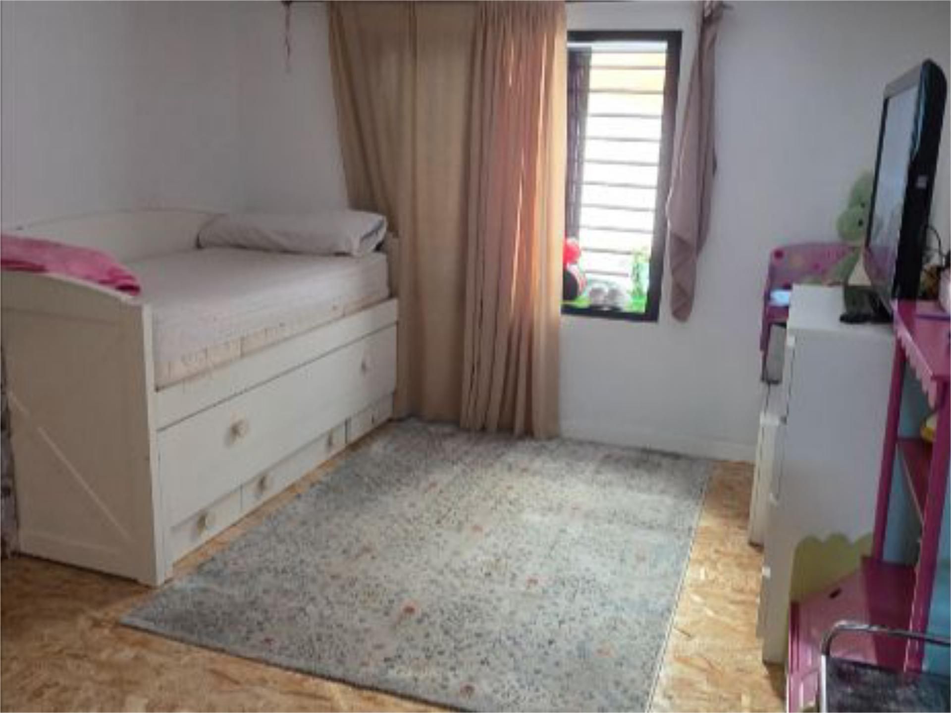 Room in Calle Polonia, 10, El Carrascal Bedroom of Flat for share in Leganés with Heating, Parquet flooring and Furnished