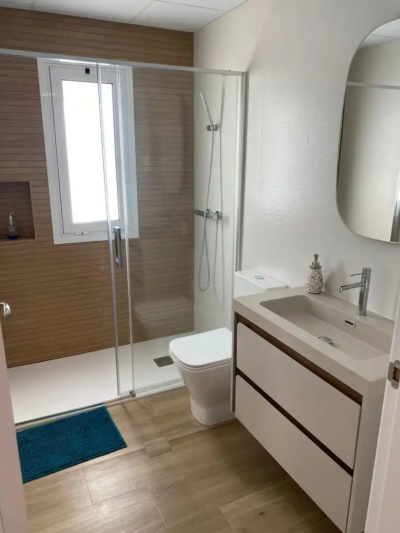 Badezimmer von Wohnung zur Miete in La Manga del Mar Menor mit Klimaanlage, Heizung und Möbliert