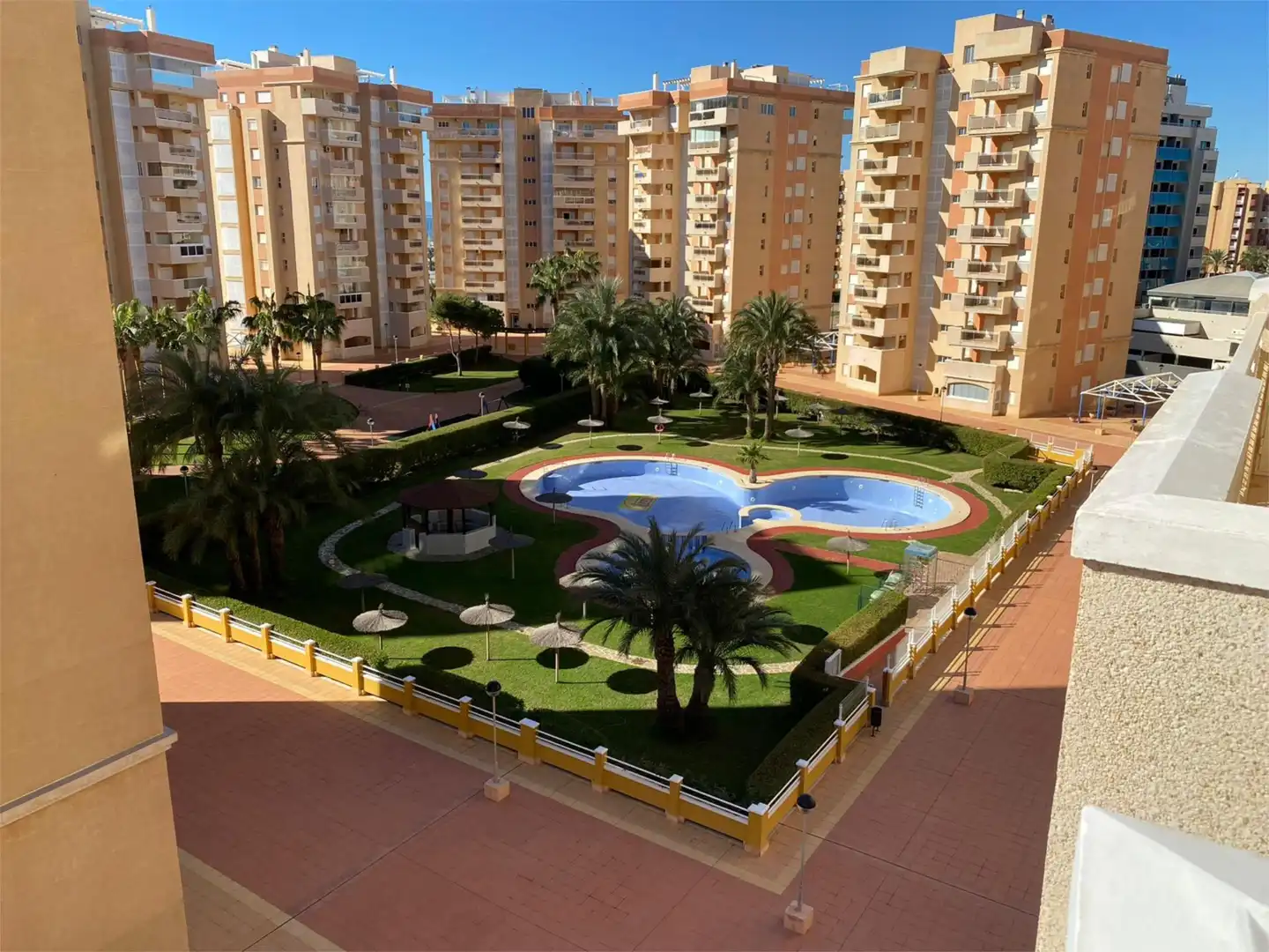 Schwimmbecken von Wohnung zur Miete in La Manga del Mar Menor mit Klimaanlage, Heizung und Möbliert