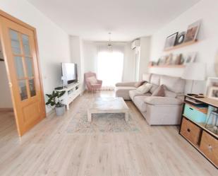 Sala d'estar de Casa adosada en venda en Rielves amb Jardí privat, Parquet i Terrassa