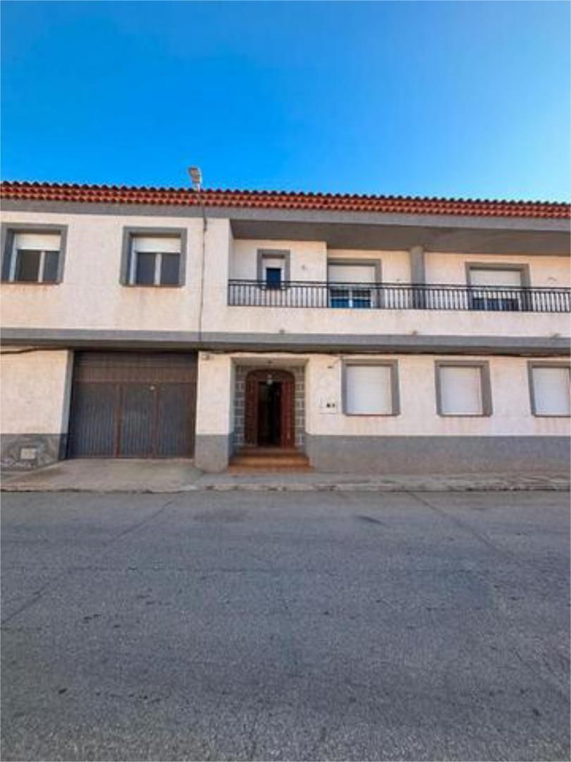 Vista exterior de Casa adosada en venda en El Peral   amb Calefacció, Jardí privat i Terrassa