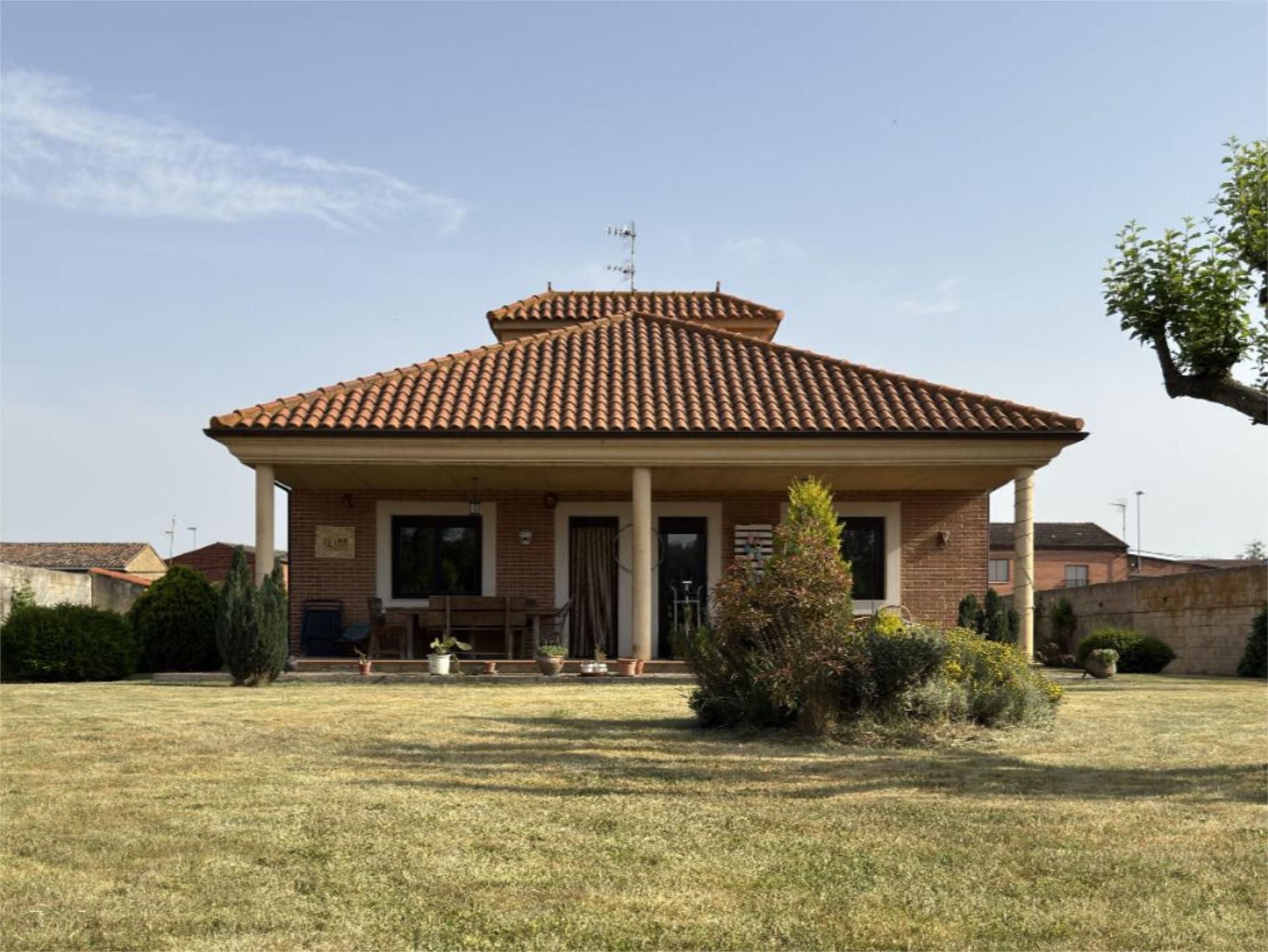 Außenansicht von Wohnung zum verkauf in Toral de los Guzmanes mit Heizung, Privatgarten und Abstellraum