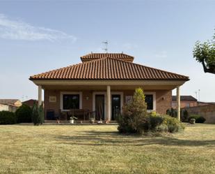 Exterior view of Flat for sale in Toral de los Guzmanes  with Heating, Private garden and Storage room