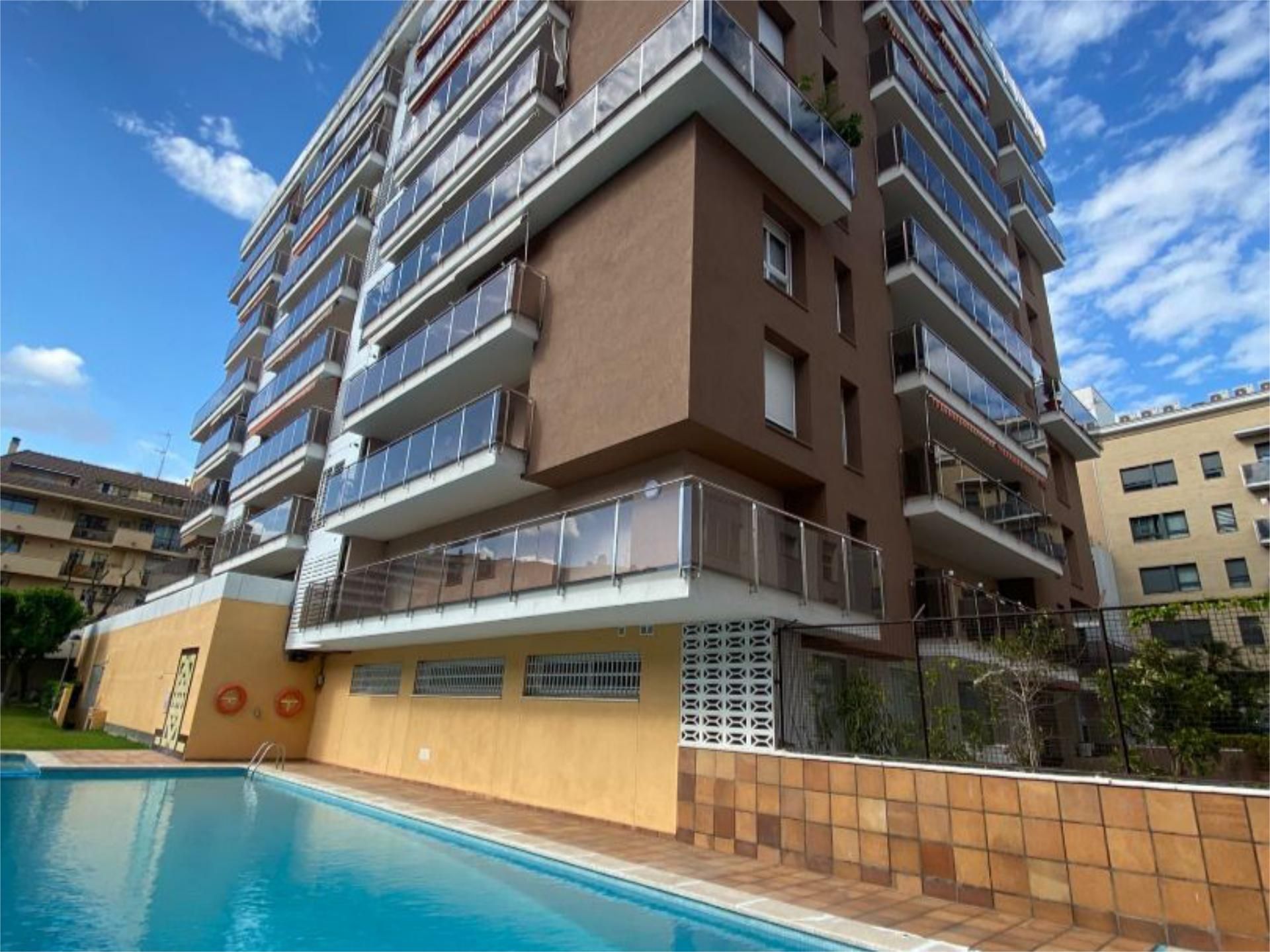 Vista exterior de Pis en venda en Vilassar de Mar amb Terrassa i Piscina