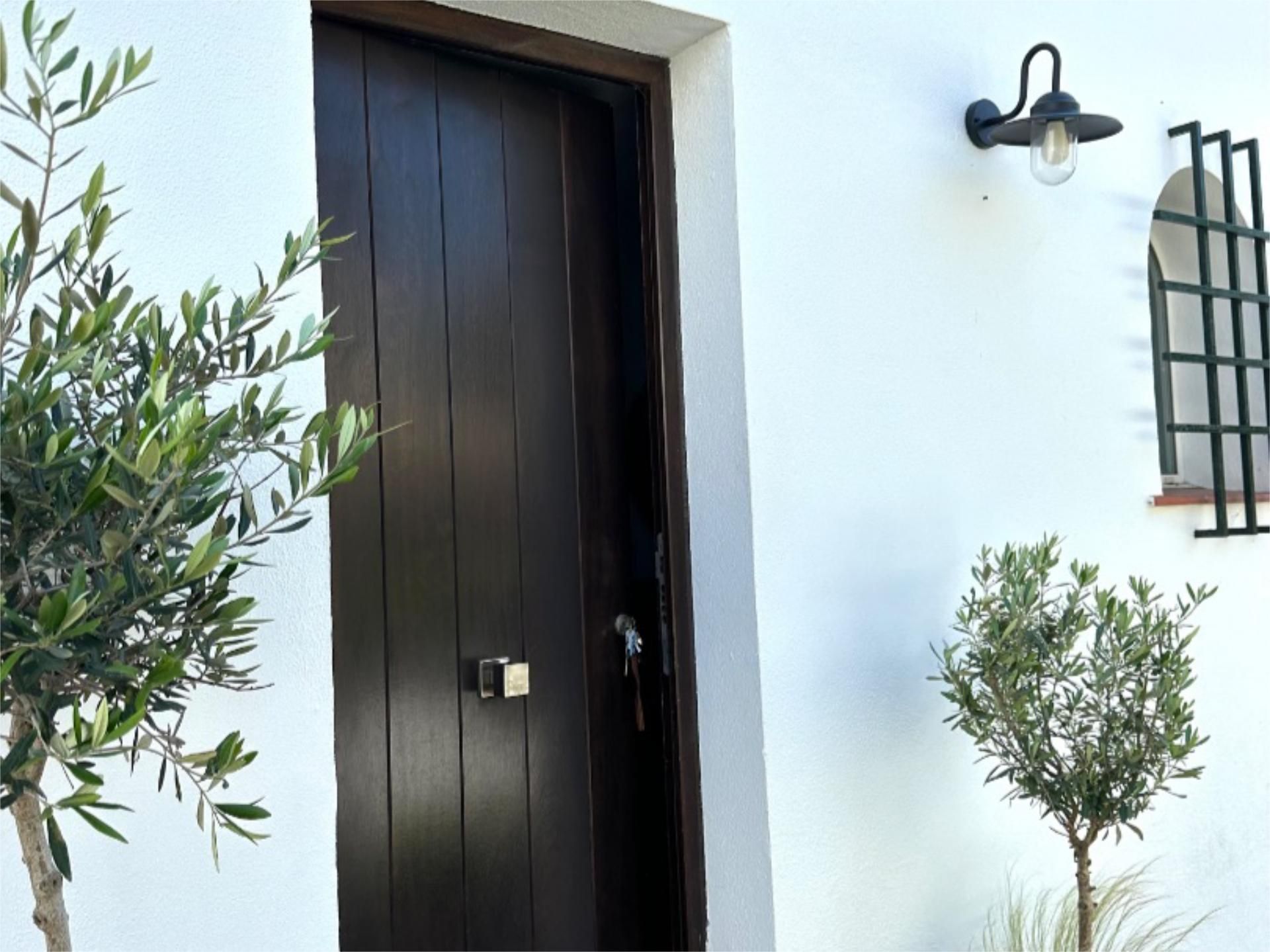 Vista exterior de Casa o xalet en venda en Algeciras amb Jardí privat, Parquet i Terrassa