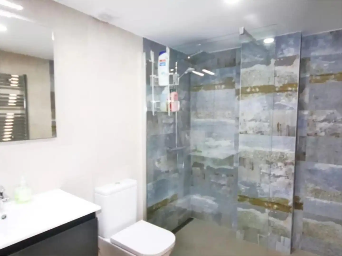 Baño de Piso en venta en Cartagena con Amueblado, Parking comunitario y Balcón