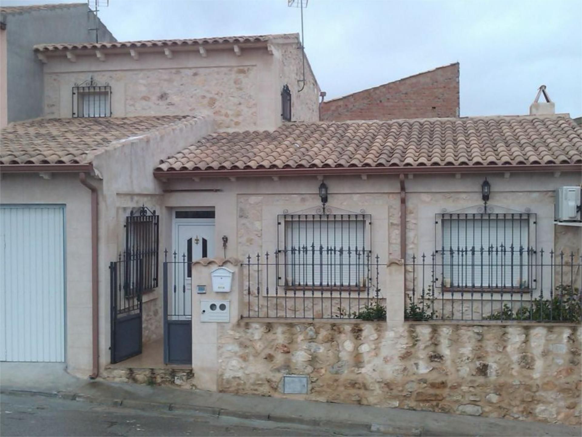 Vista exterior de Pis en venda en Villares del Saz amb Aire condicionat, Calefacció i Jardí privat