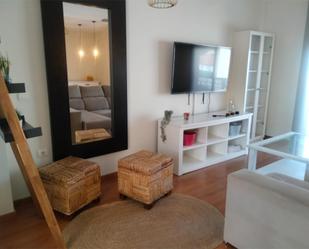 Sala d'estar de Àtic de lloguer en Cogollos de la Vega amb Parquet, Terrassa i Moblat