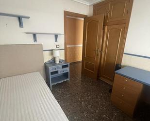 Dormitori de Pis per a compartir en Alzira amb Aire condicionat, Moblat i Forn