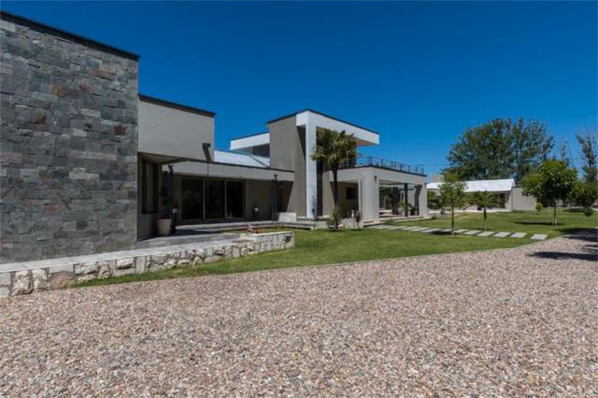 Vista exterior de Casa o xalet en venda en El Espinar amb Calefacció, Jardí privat i Terrassa