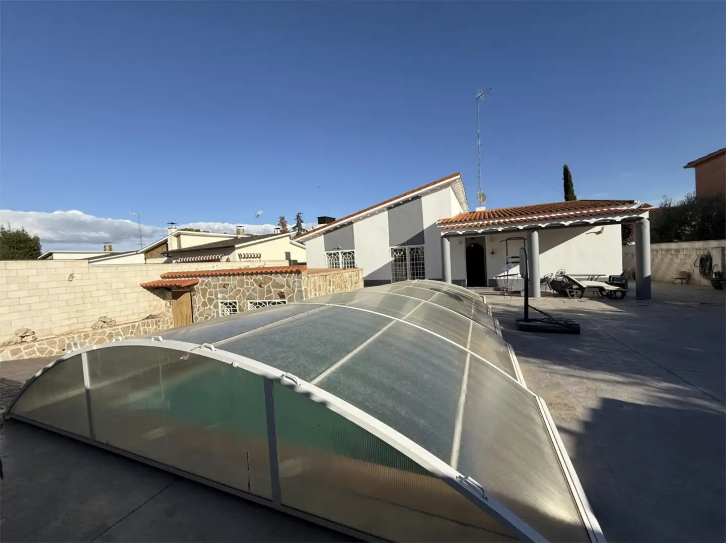 Vista exterior de Casa o chalet en venta en Camarma de Esteruelas con Aire acondicionado, Terraza y Piscina