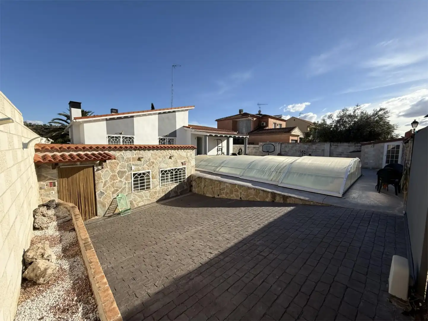 Vista exterior de Casa o chalet en venta en Camarma de Esteruelas con Aire acondicionado, Terraza y Piscina