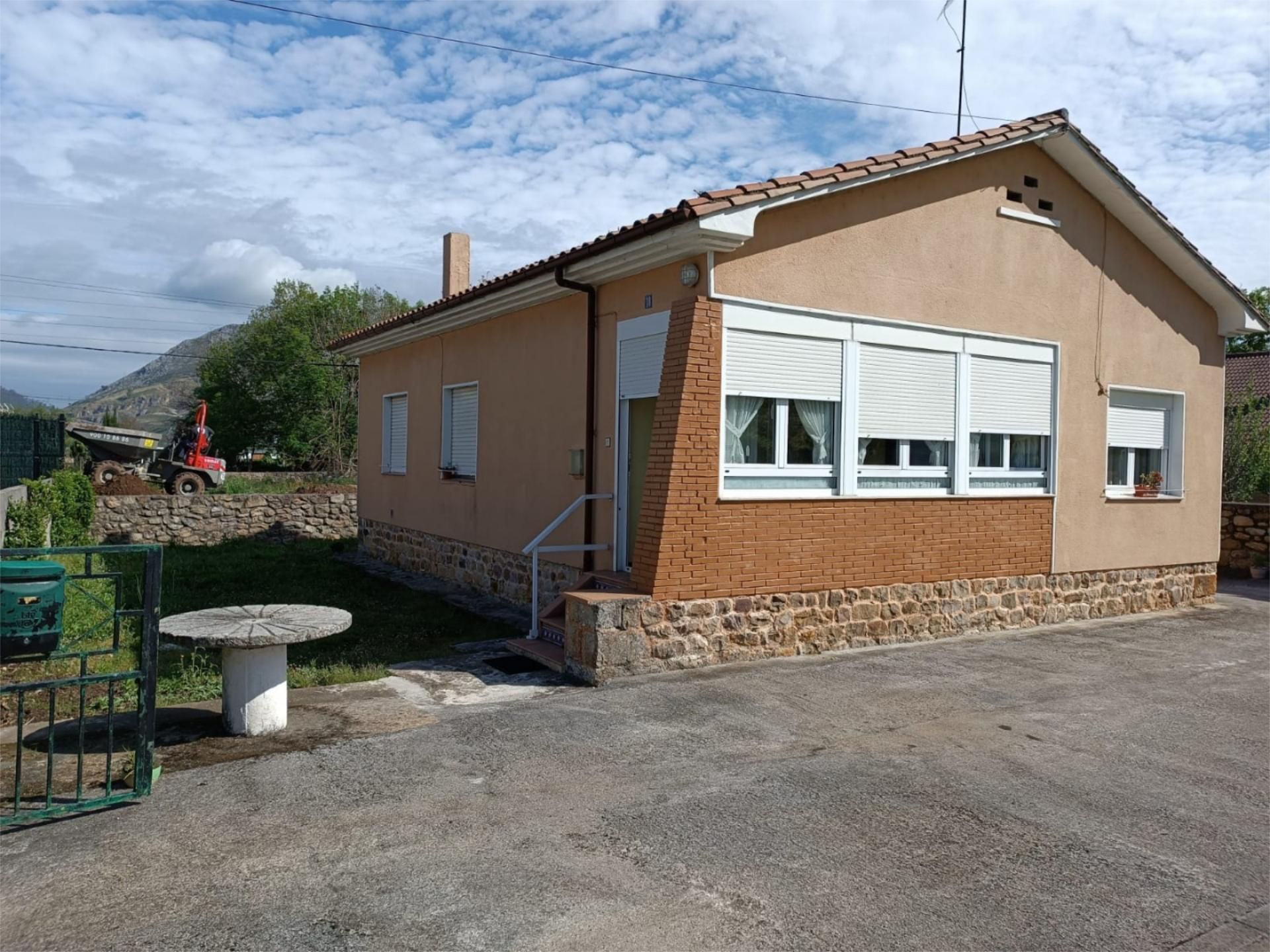Exterior view of House or chalet for sale in Los Corrales de Buelna 