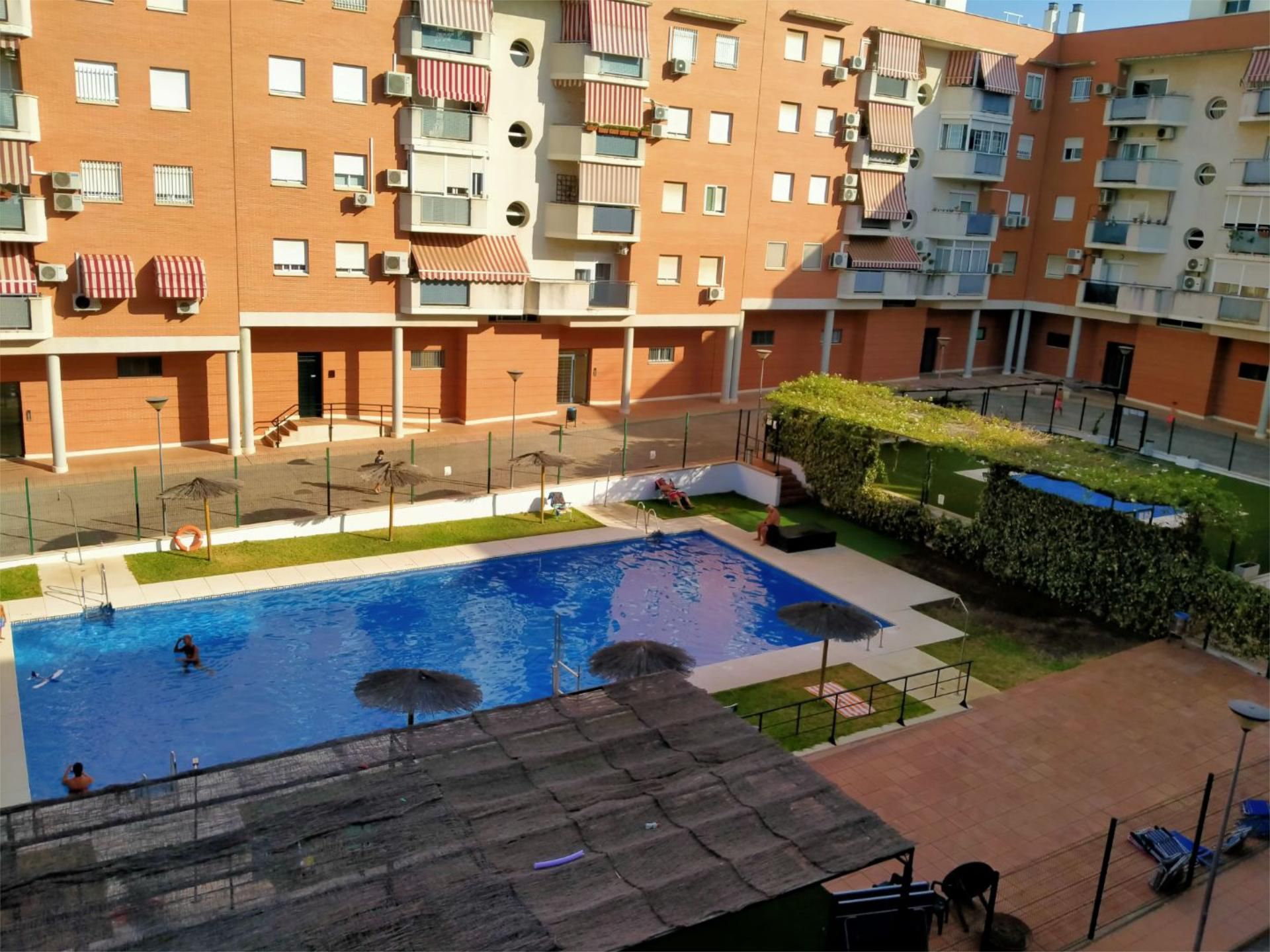 Piscina de Pis de lloguer en Montequinto amb Aire condicionat, Jardí privat i Terrassa