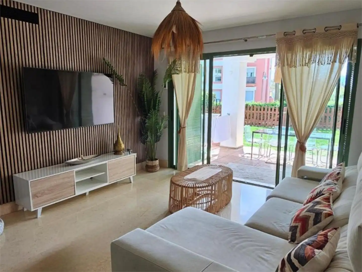 Wohnung zur Miete in Avenida de la Marina, 25, Puerto de Sotogrande - La Marina Wohnzimmer von Wohnung zur Miete in Sotogrande mit Klimaanlage, Heizung und Privatgarten