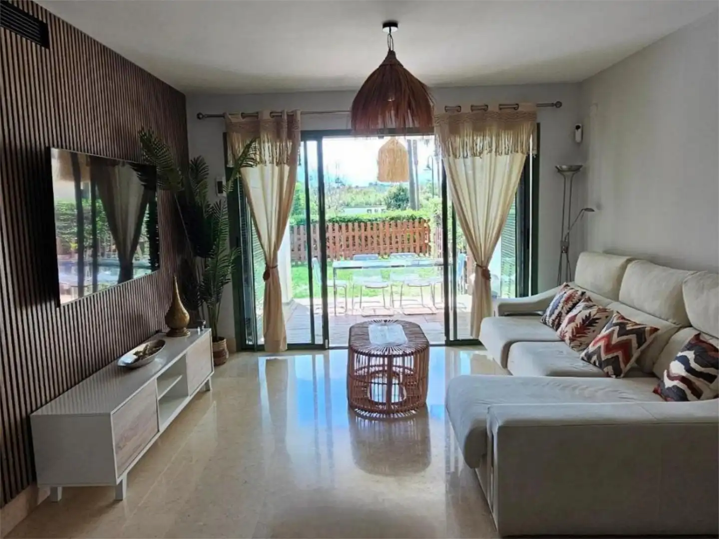 Wohnung zur Miete in Avenida de la Marina, 25, Puerto de Sotogrande - La Marina Wohnzimmer von Wohnung zur Miete in Sotogrande mit Klimaanlage, Heizung und Privatgarten