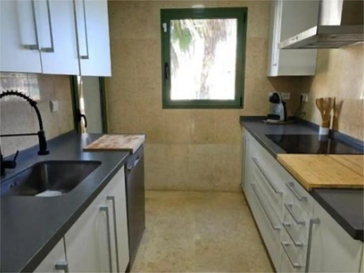 Wohnung zur Miete in Avenida de la Marina, 25, Puerto de Sotogrande - La Marina Küche von Wohnung zur Miete in Sotogrande mit Klimaanlage, Heizung und Privatgarten