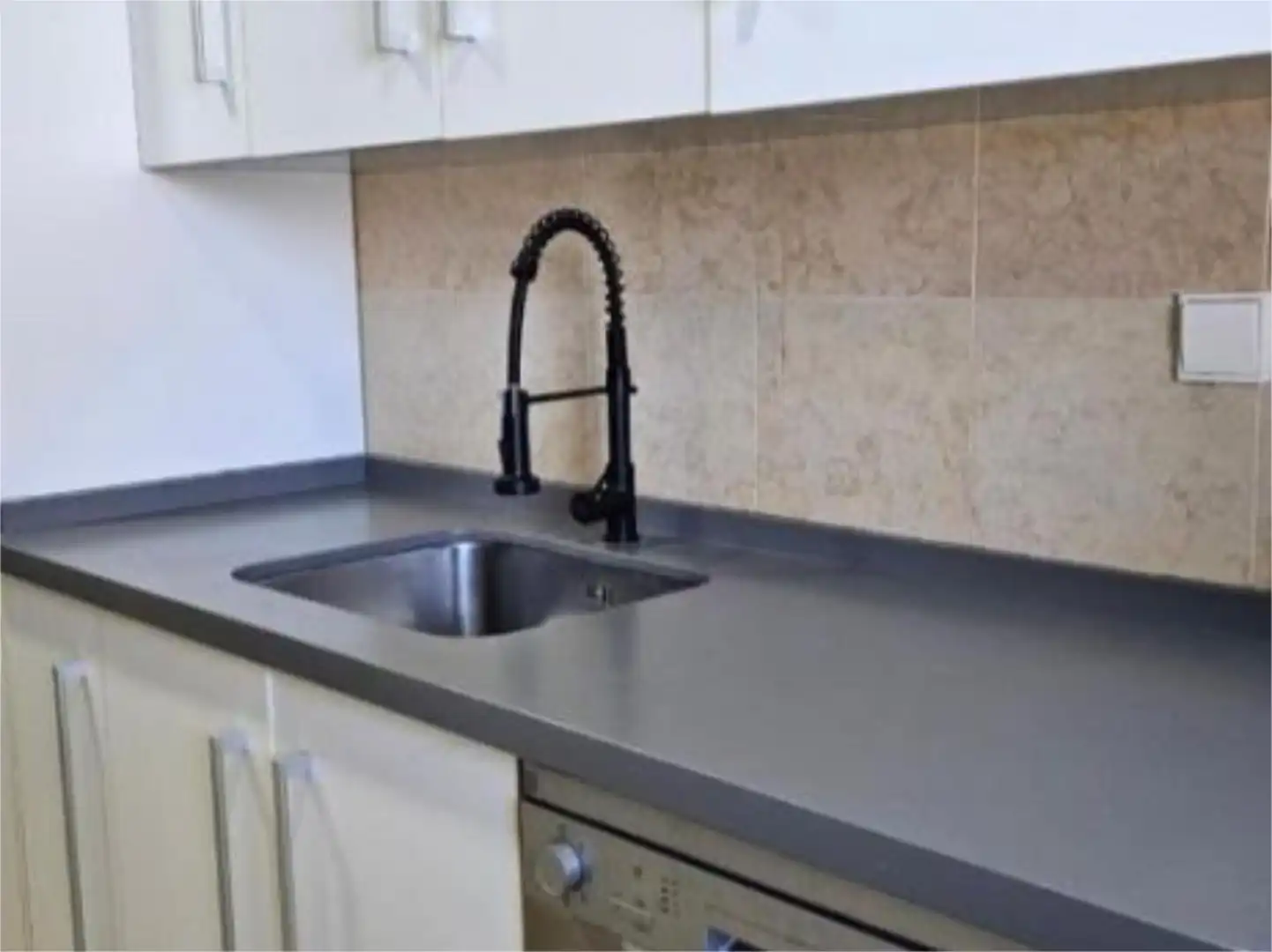 Wohnung zur Miete in Avenida de la Marina, 25, Puerto de Sotogrande - La Marina Küche von Wohnung zur Miete in Sotogrande mit Klimaanlage, Heizung und Privatgarten