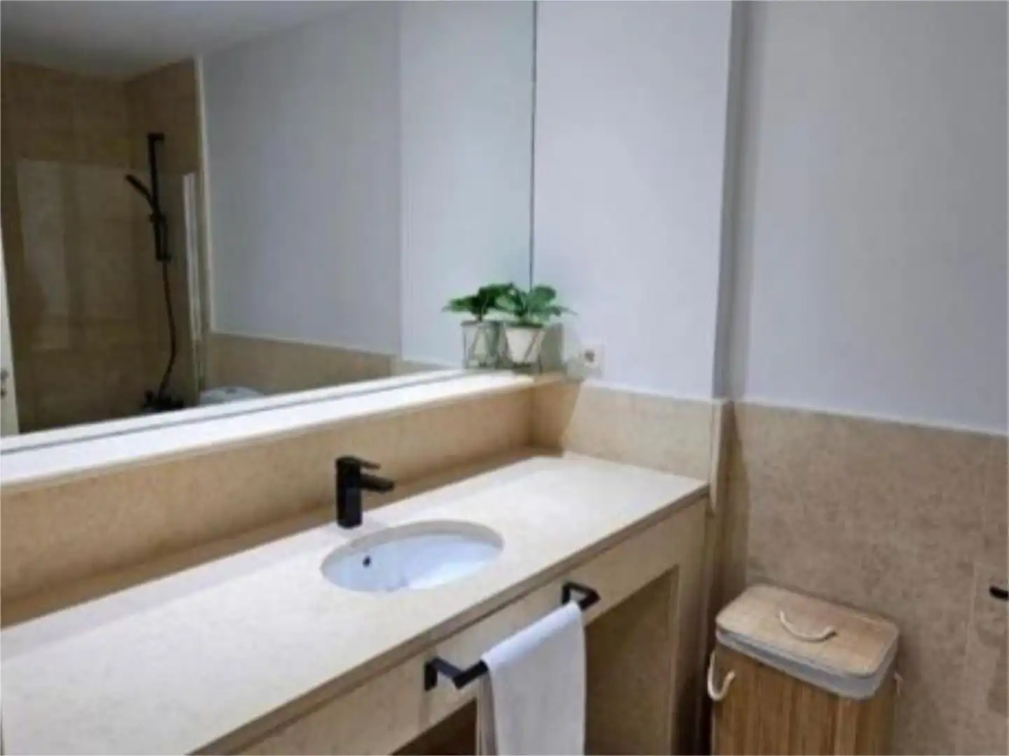 Wohnung zur Miete in Avenida de la Marina, 25, Puerto de Sotogrande - La Marina Badezimmer von Wohnung zur Miete in Sotogrande mit Klimaanlage, Heizung und Privatgarten