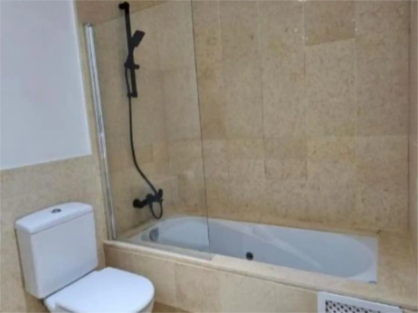 Wohnung zur Miete in Avenida de la Marina, 25, Puerto de Sotogrande - La Marina Badezimmer von Wohnung zur Miete in Sotogrande mit Klimaanlage, Heizung und Privatgarten