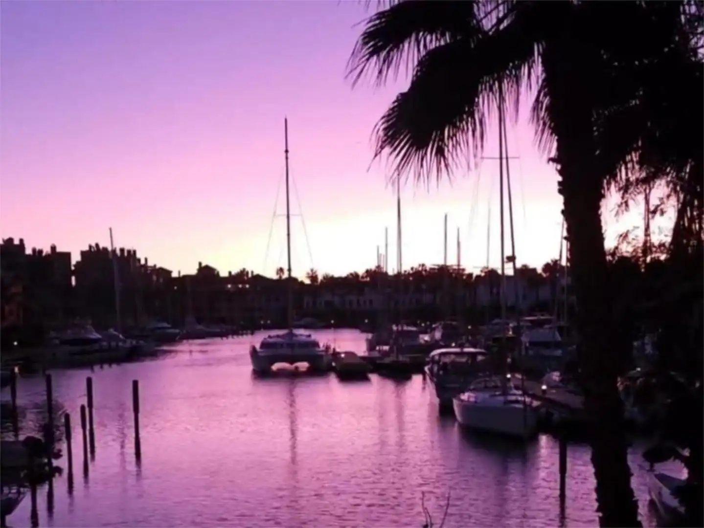 Wohnung zur Miete in Avenida de la Marina, 25, Puerto de Sotogrande - La Marina Außenansicht von Wohnung zur Miete in Sotogrande mit Klimaanlage, Heizung und Privatgarten