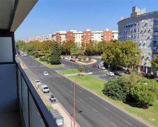 Vista exterior de Pis de lloguer en  Sevilla Capital amb Aire condicionat, Terrassa i Piscina