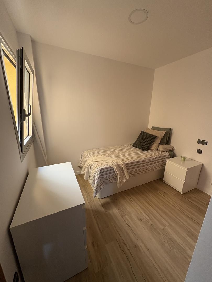 Bedroom of Flat to share in Guía de Isora  with Parquet flooring, Oven and Washing machine