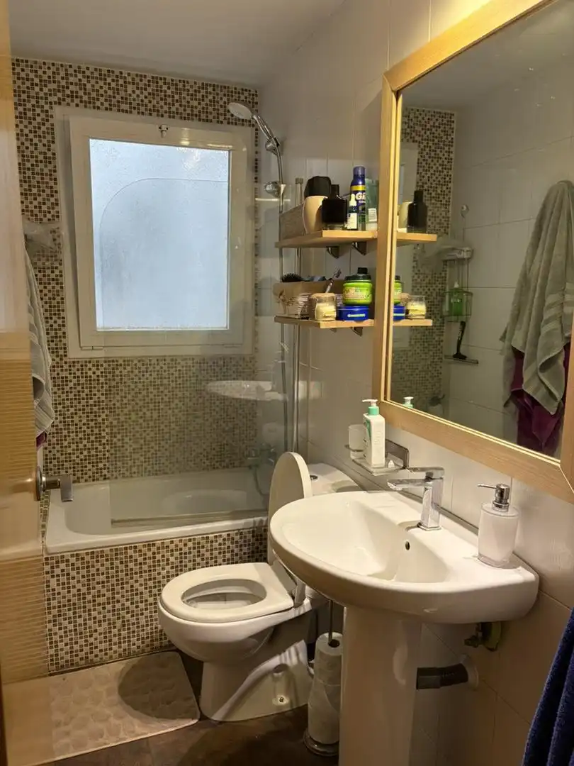 Room in Passeig de la Zona Franca, 258, La Marina del Port Bathroom of Flat for share in Barcelona with Air Conditioner, Heating and Furnished
