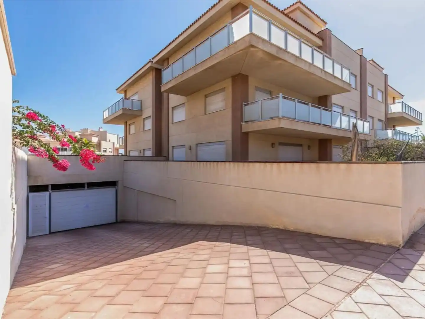 Vista exterior de Pis en venda en San Miguel de Abona amb Jardí privat, Terrassa i Traster