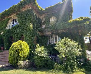 Vista exterior de Casa o xalet en venda en Villanueva de la Cañada amb Aire condicionat, Terrassa i Piscina