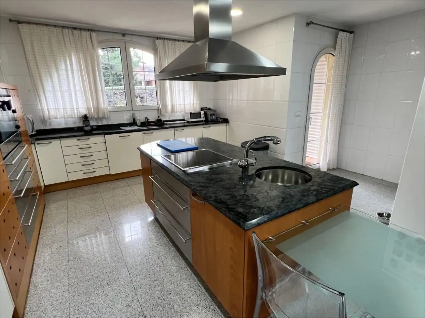 Casa o xalet en venda a Calle Castillo de Aulencia, 10, Villafranca del Castillo Cuina de Casa o xalet en venda en Villanueva de la Cañada amb Aire condicionat, Terrassa i Piscina
