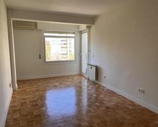 Bedroom of Flat to rent in  Madrid Capital  with Air Conditioner, Heating and Parquet flooring