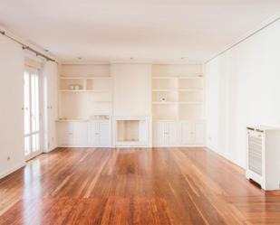 Sala d'estar de Pis en venda en  Madrid Capital amb Aire condicionat i Balcó