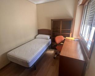 Bedroom of Flat to share in Vigo   with Heating, Parquet flooring and Furnished
