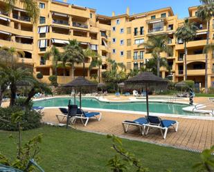 Vista exterior de Àtic de lloguer en Marbella amb Aire condicionat, Calefacció i Jardí privat