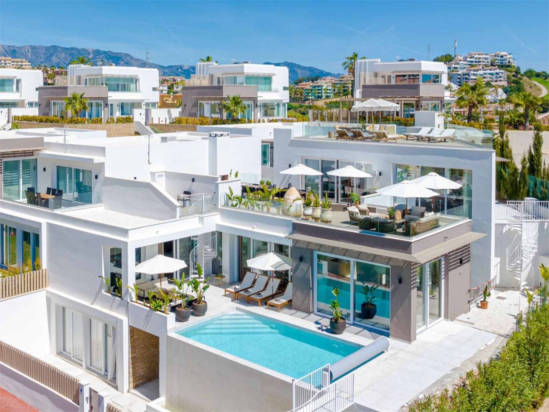 Vista exterior de Casa o xalet en venda en Mijas amb Aire condicionat, Terrassa i Piscina