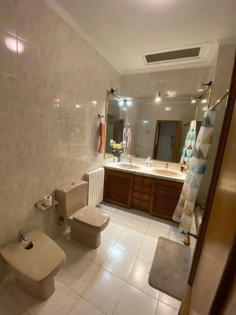 Casa adosada en venta en Carrer de la Bassa D'en Gaire, 5, Gandesa Baño de Casa adosada en venta en Gandesa con Aire acondicionado