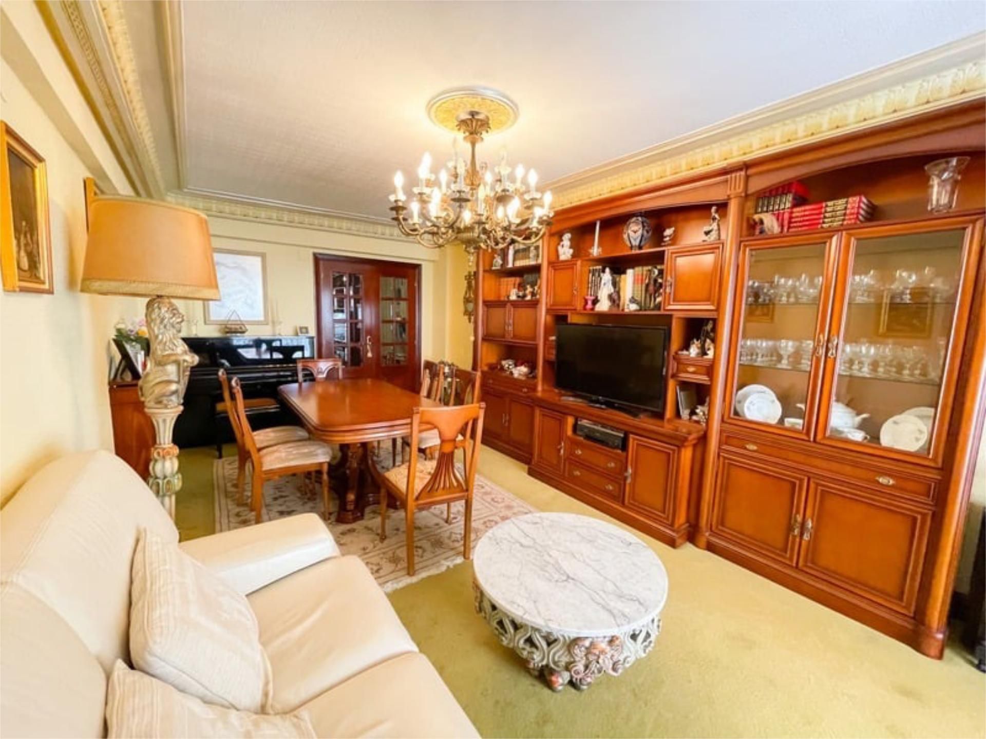 Sala d'estar de Pis en venda en Bermeo amb Terrassa i Balcó