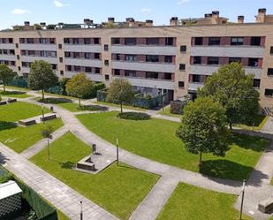 Vista exterior de Àtic en venda en  Pamplona / Iruña amb Calefacció, Jardí privat i Parquet