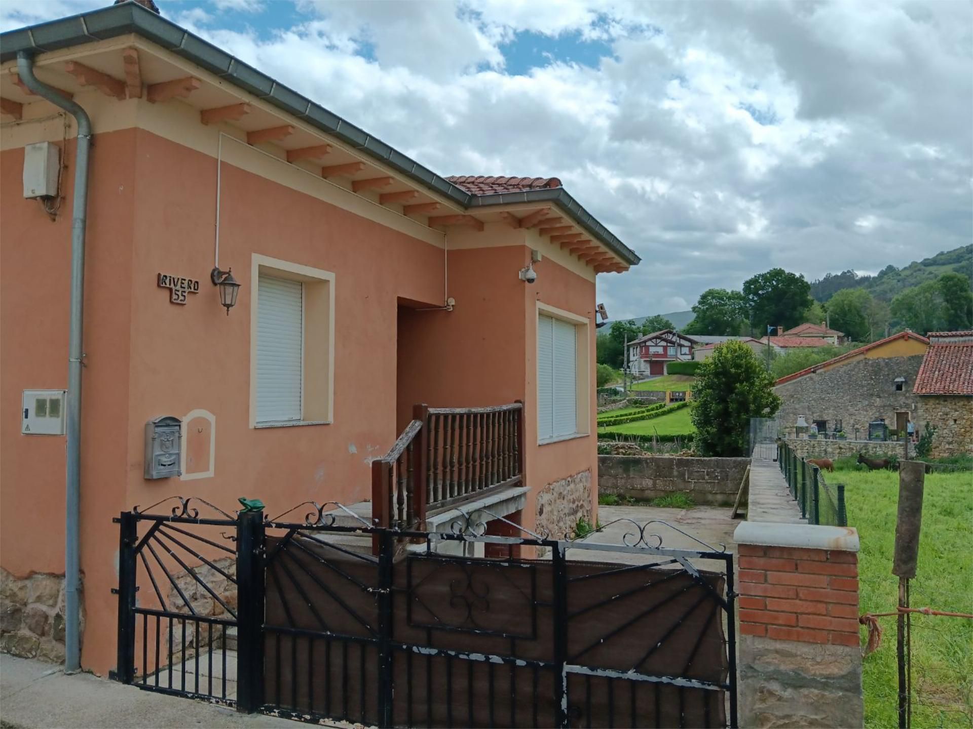 Vista exterior de Casa o xalet en venda en San Felices de Buelna amb Balcó