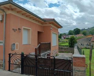 Vista exterior de Casa o xalet en venda en San Felices de Buelna amb Balcó