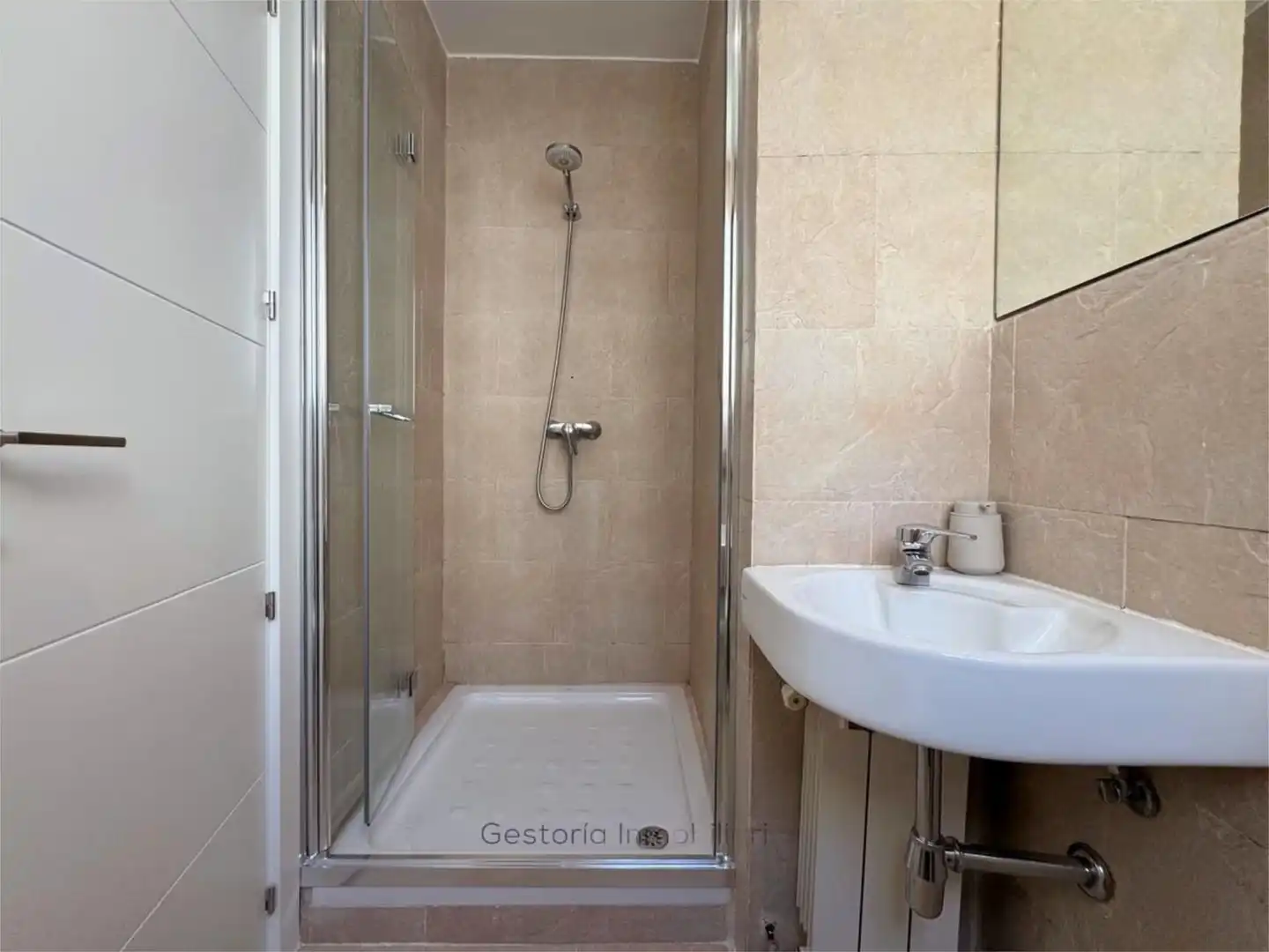 Flat for rent in Avenida Carlos V, 20, Parque María Luisa -Giralda Sur Bathroom of Flat for rent in Sevilla with Air Conditioner, Heating and Parquet flooring