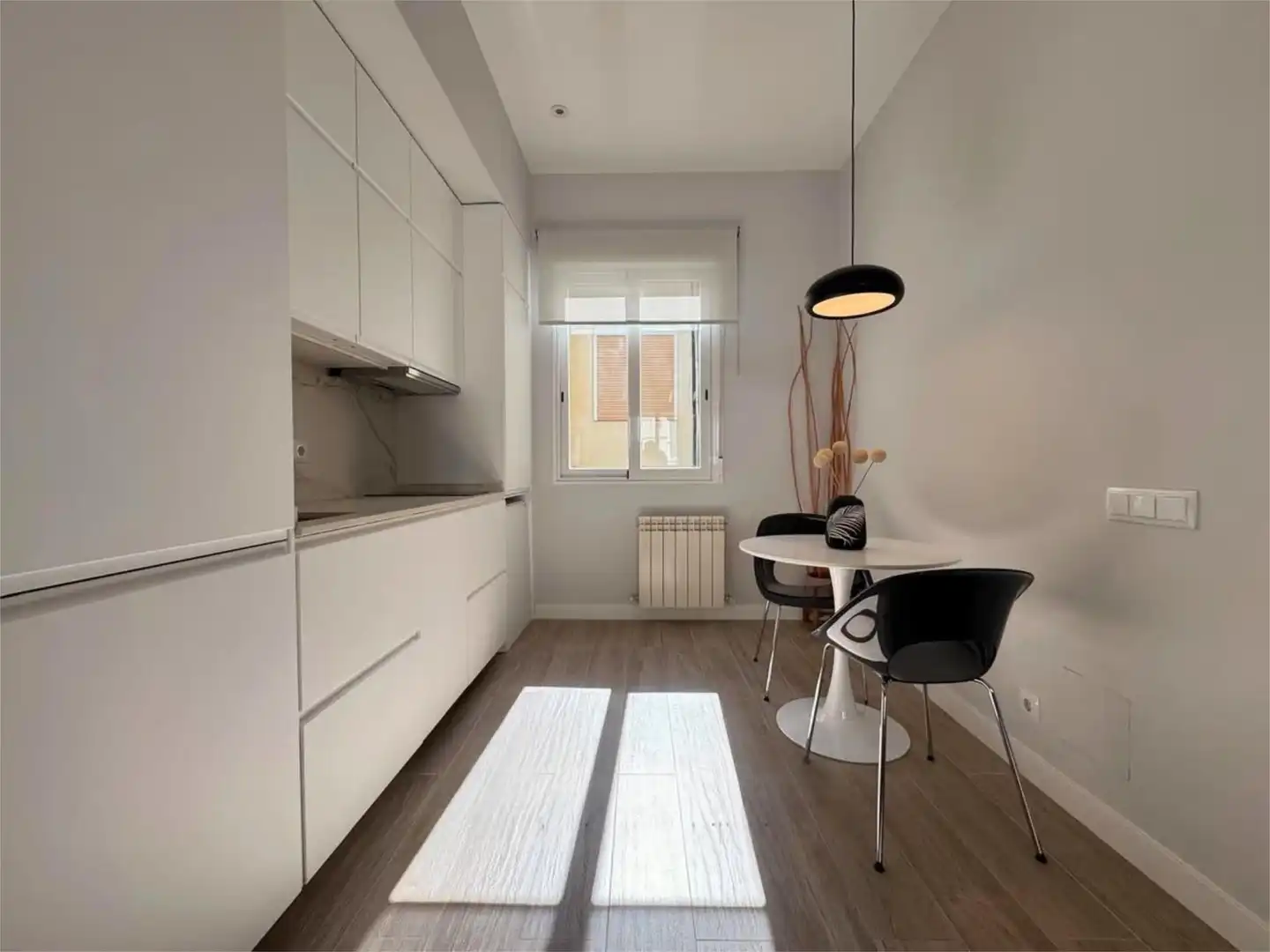 Flat for rent in Avenida Carlos V, 20, Parque María Luisa -Giralda Sur Kitchen of Flat for rent in Sevilla with Air Conditioner, Heating and Parquet flooring