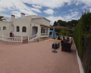 Vista exterior de Casa adosada en venda en La Nucia amb Aire condicionat, Terrassa i Piscina