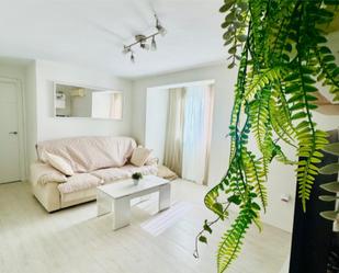 Living room of Flat for sale in  Sevilla Capital  with Air Conditioner, Heating and Parquet flooring