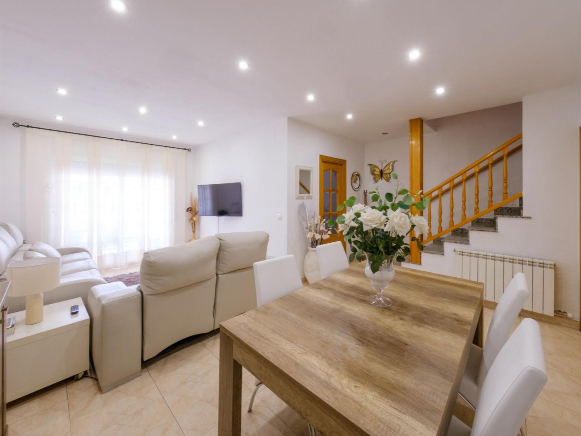 Single-family semi-detached for sale in Carrer Bisaura, 4, Manlleu Living room of Single-family semi-detached for sale in Manlleu with Air Conditioner, Terrace and Balcony