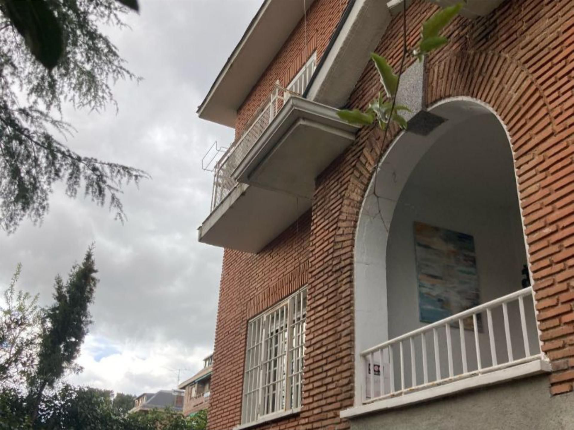 Exterior view of House or chalet for sale in  Madrid Capital  with Air Conditioner, Terrace and Balcony