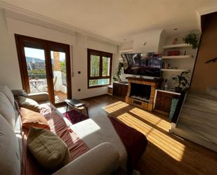 Living room of Single-family semi-detached for sale in Cenes de la Vega  with Terrace, Swimming Pool and Balcony